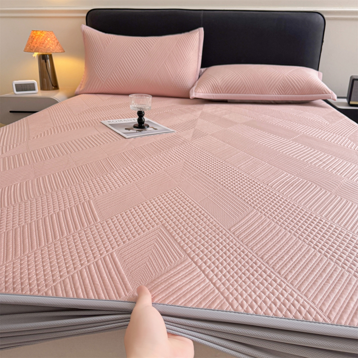 91家纺网 家纺一手货源 找家纺 慕木家纺 2026新品A类高克重高端复合三明治PE乙纶提花冰豆豆凉席床笠都市棱境系列（提供买家秀） 床笠款都市棱境-粉