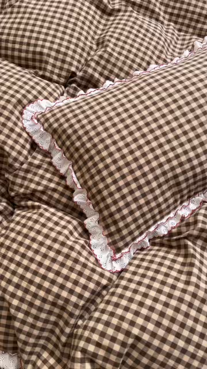 91家纺网 家纺一手货源 找家纺 洋铭区（原狠狠爱）2026新款色织水洗棉花边四件套系列 控价：控价劵后不得低于 178元/218元/238元 花边咖啡格