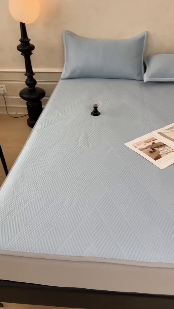 91家纺网 家纺一手货源 找家纺 慕木家纺 2026新品A类高克重高端复合三明治PE乙纶提花冰豆豆凉席床笠都市棱境系列（提供买家秀） 床笠款都市棱境-蓝