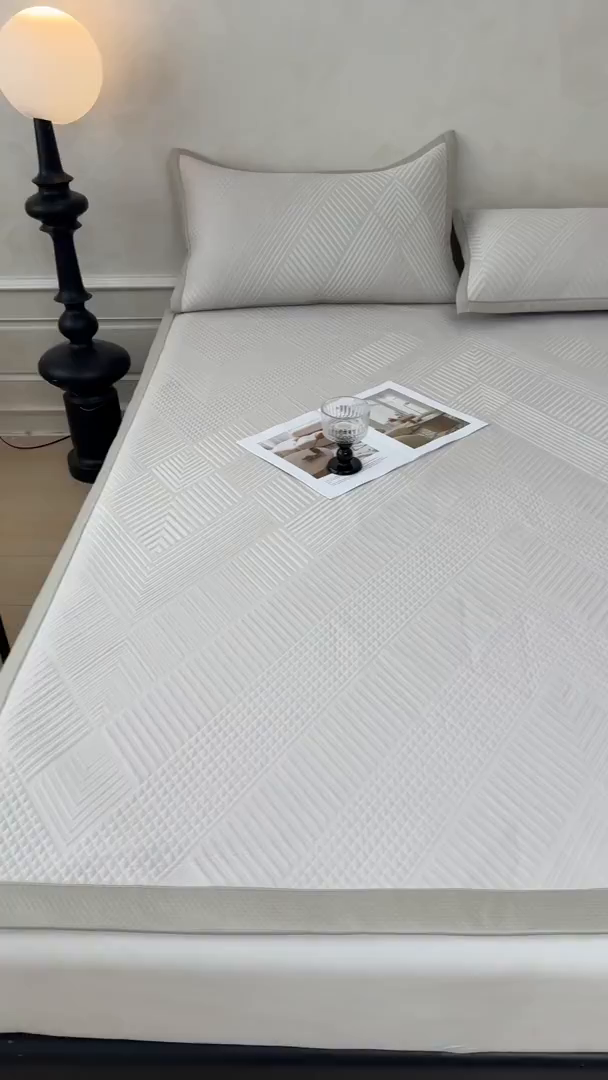 91家纺网 家纺一手货源 找家纺 慕木家纺 2026新品A类高克重高端复合三明治PE乙纶提花冰豆豆凉席床笠都市棱境系列（提供买家秀） 床席款都市棱境-卡其