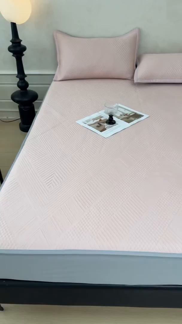 91家纺网 家纺一手货源 找家纺 慕木家纺 2026新品A类高克重高端复合三明治PE乙纶提花冰豆豆凉席床笠都市棱境系列（提供买家秀） 床笠款都市棱境-粉