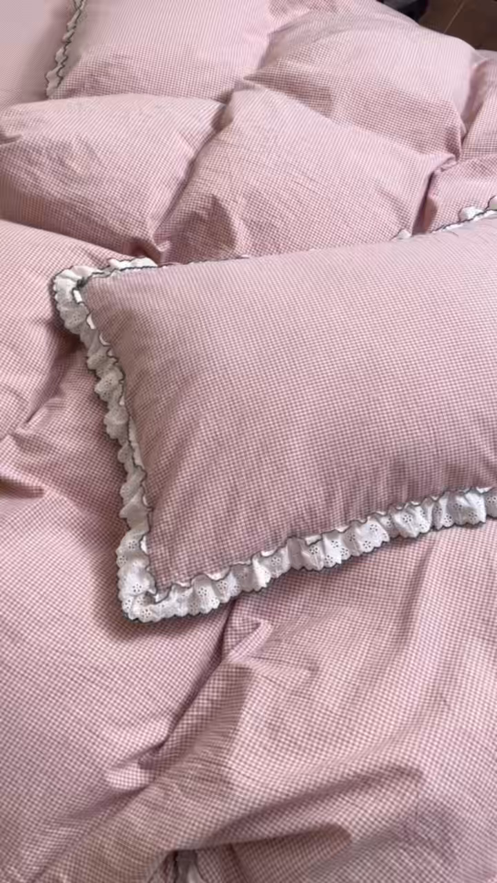 91家纺网 家纺一手货源 找家纺 洋铭区（原狠狠爱）2026新款色织水洗棉花边四件套系列 控价：控价劵后不得低于 178元/218元/238元 小米格·粉