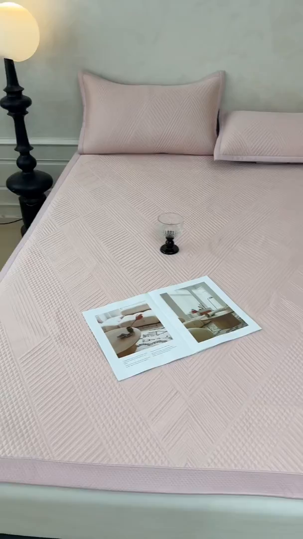 91家纺网 家纺一手货源 找家纺 慕木家纺 2026新品A类高克重高端复合三明治PE乙纶提花冰豆豆凉席床笠都市棱境系列（提供买家秀） 床席款都市棱境-粉