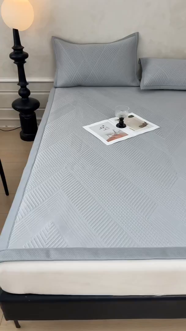 91家纺网 家纺一手货源 找家纺 慕木家纺 2026新品A类高克重高端复合三明治PE乙纶提花冰豆豆凉席床笠都市棱境系列（提供买家秀） 床席款都市棱境-灰