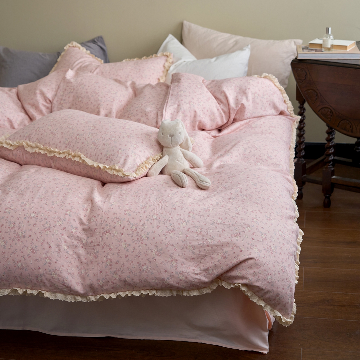 91家纺网 家纺一手货源 找家纺 洋铭区（原狠狠爱） 2026新款双层纱皱皱纱花边四件套系列 控价：控价劵后不得低于 198元/228元/248元 粉花仙子