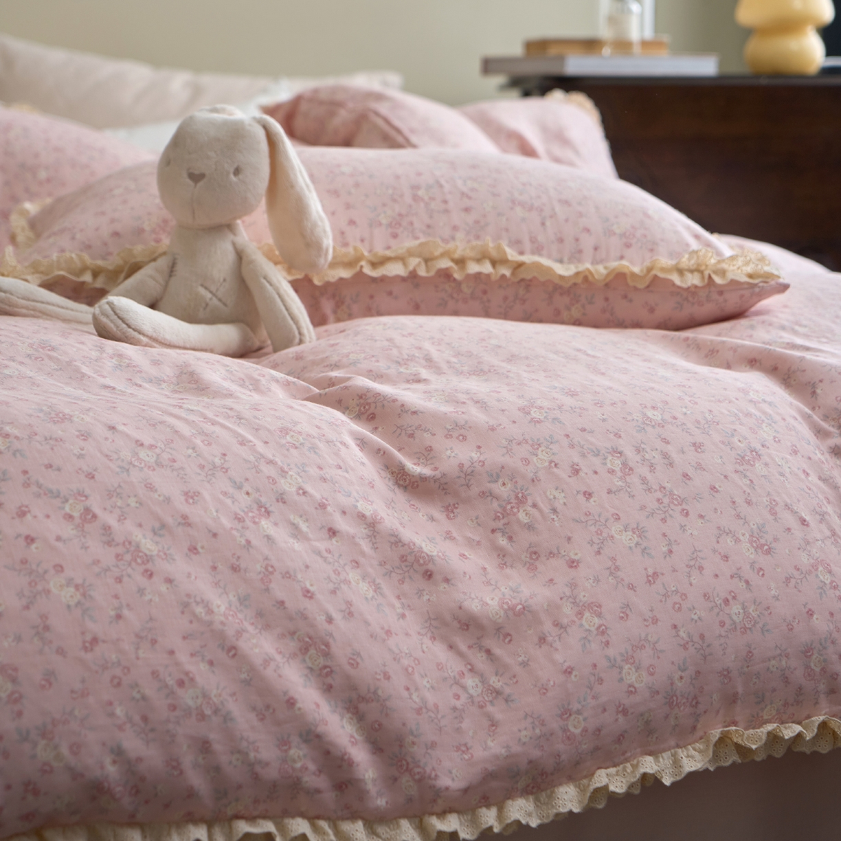 91家纺网 家纺一手货源 找家纺 洋铭区（原狠狠爱） 2026新款双层纱皱皱纱花边四件套系列 控价：控价劵后不得低于 198元/228元/248元 粉花仙子