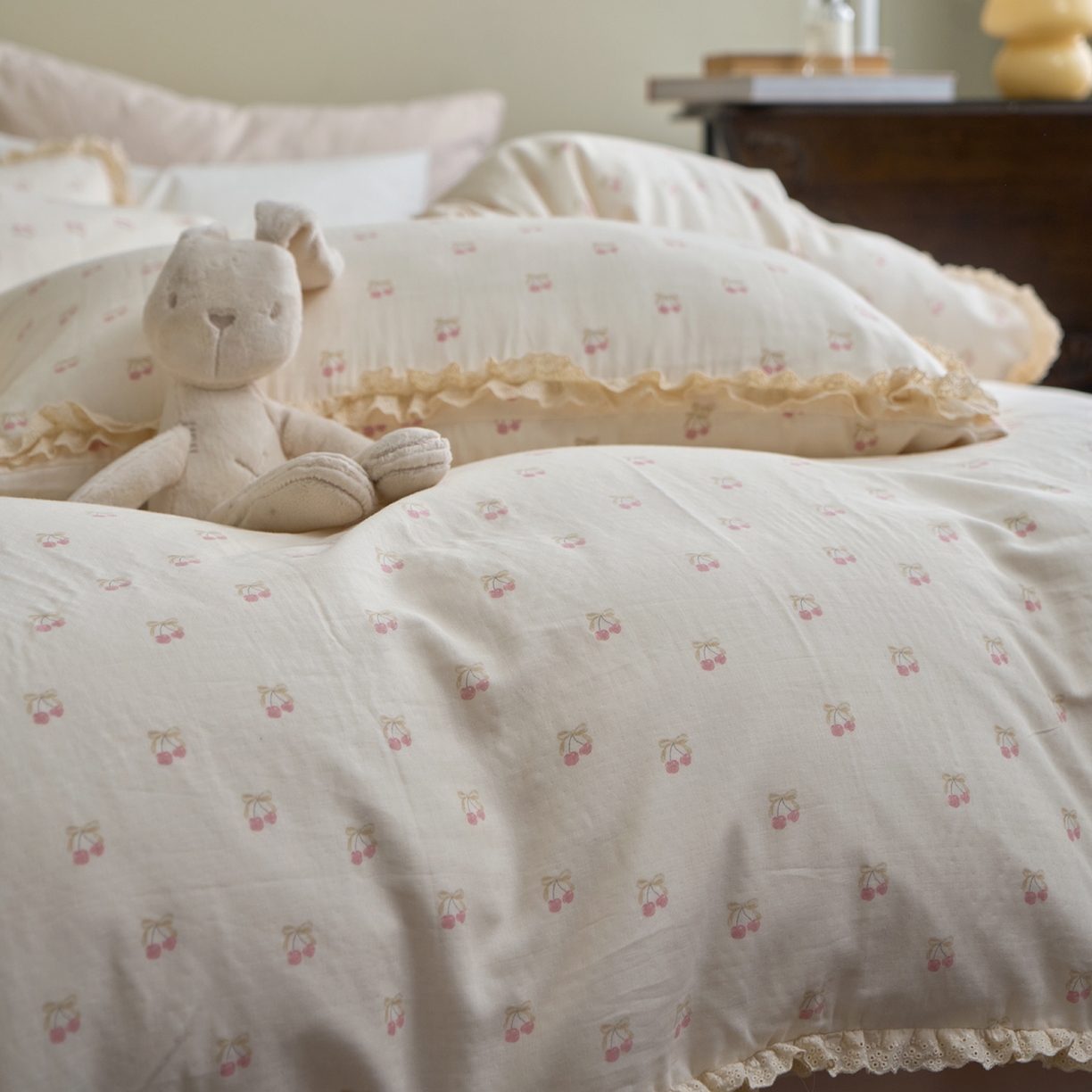 91家纺网 家纺一手货源 找家纺 洋铭区（原狠狠爱） 2026新款双层纱皱皱纱花边四件套系列 控价：控价劵后不得低于 198元/228元/248元 红红李子