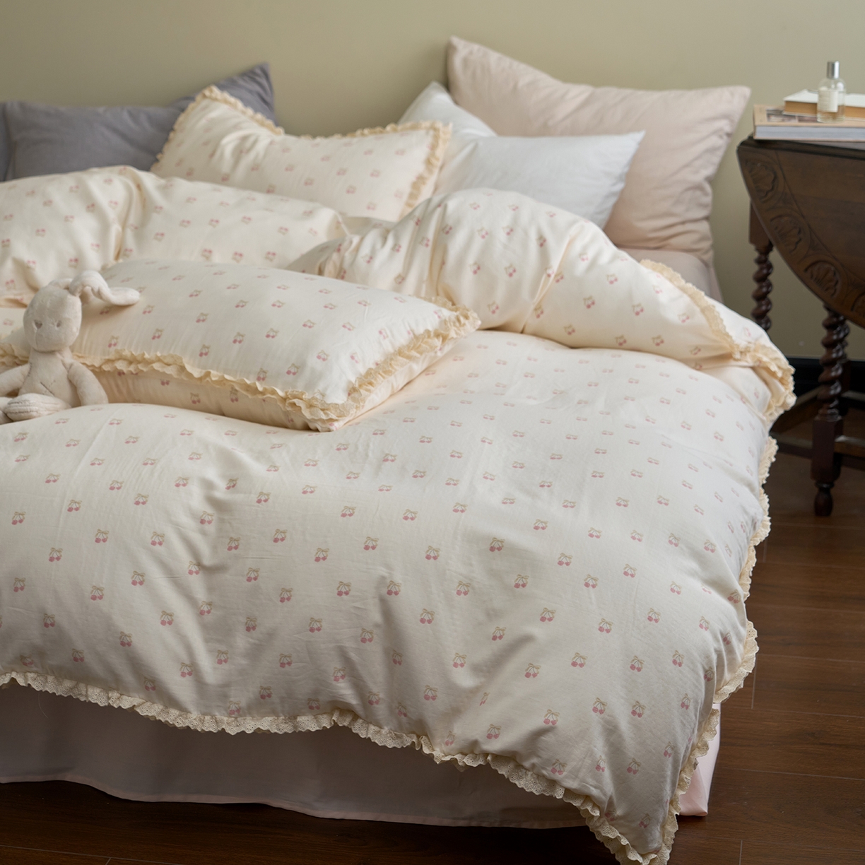 91家纺网 家纺一手货源 找家纺 洋铭区（原狠狠爱） 2026新款双层纱皱皱纱花边四件套系列 控价：控价劵后不得低于 198元/228元/248元 红红李子