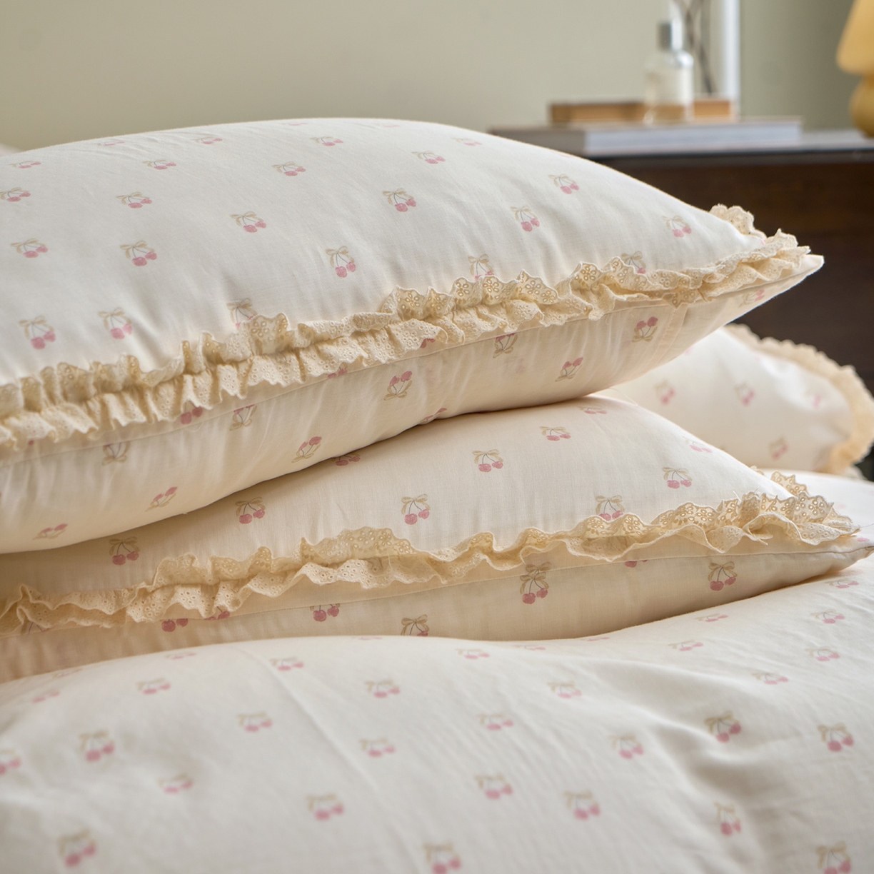 91家纺网 家纺一手货源 找家纺 洋铭区（原狠狠爱） 2026新款双层纱皱皱纱花边四件套系列 控价：控价劵后不得低于 198元/228元/248元 红红李子