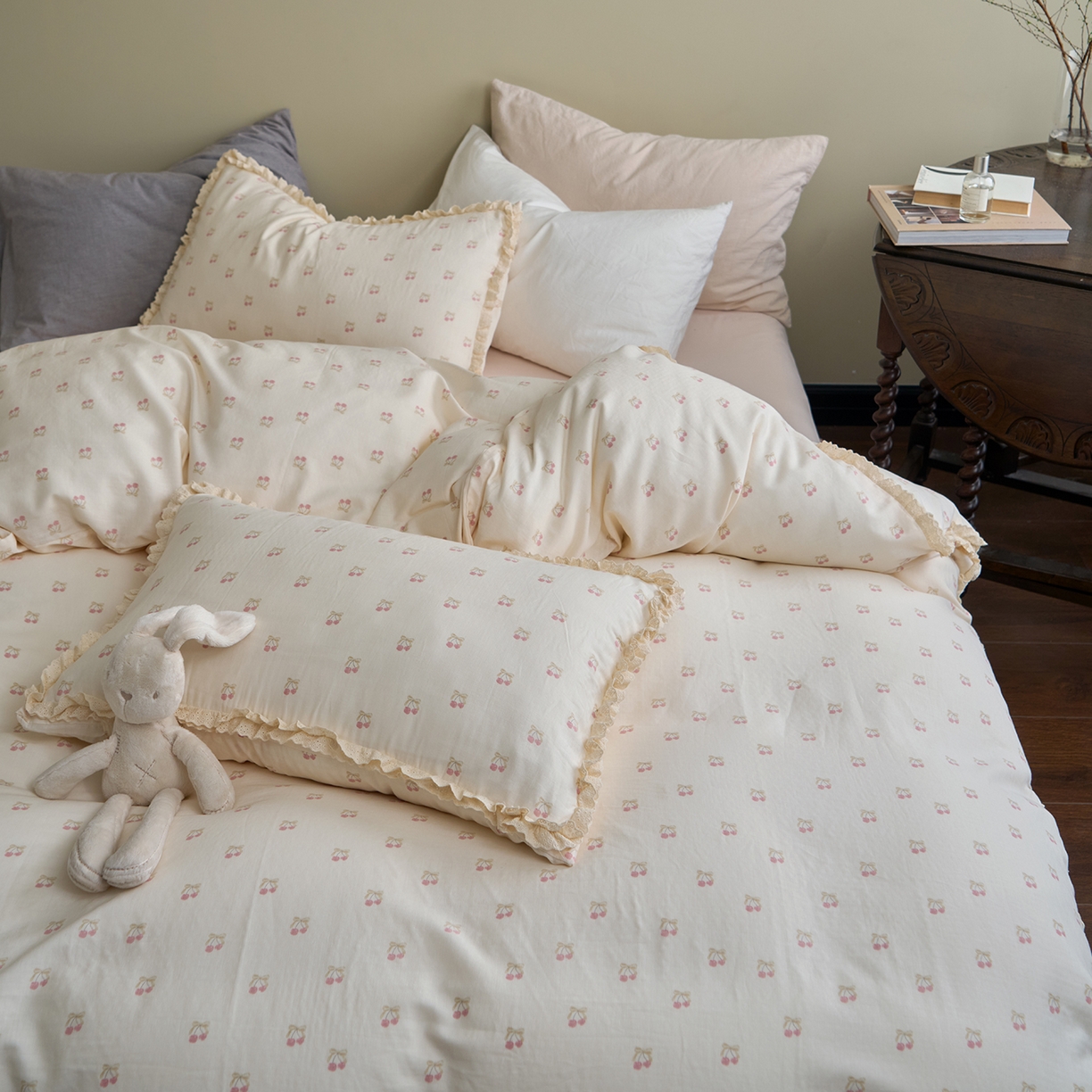 91家纺网 家纺一手货源 找家纺 洋铭区（原狠狠爱） 2026新款双层纱皱皱纱花边四件套系列 控价：控价劵后不得低于 198元/228元/248元 红红李子