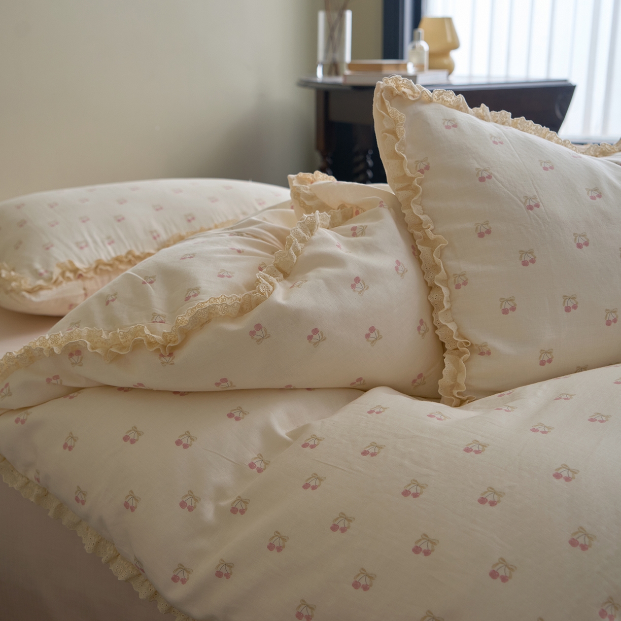 91家纺网 家纺一手货源 找家纺 洋铭区（原狠狠爱） 2026新款双层纱皱皱纱花边四件套系列 控价：控价劵后不得低于 198元/228元/248元 红红李子