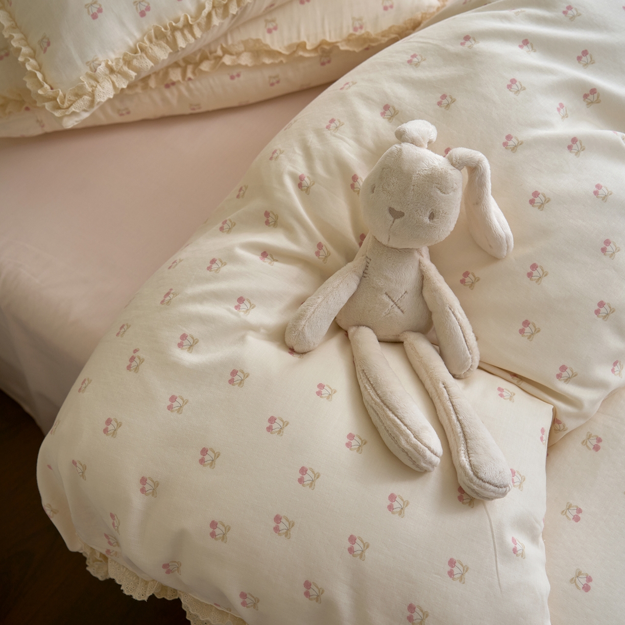 91家纺网 家纺一手货源 找家纺 洋铭区（原狠狠爱） 2026新款双层纱皱皱纱花边四件套系列 控价：控价劵后不得低于 198元/228元/248元 红红李子