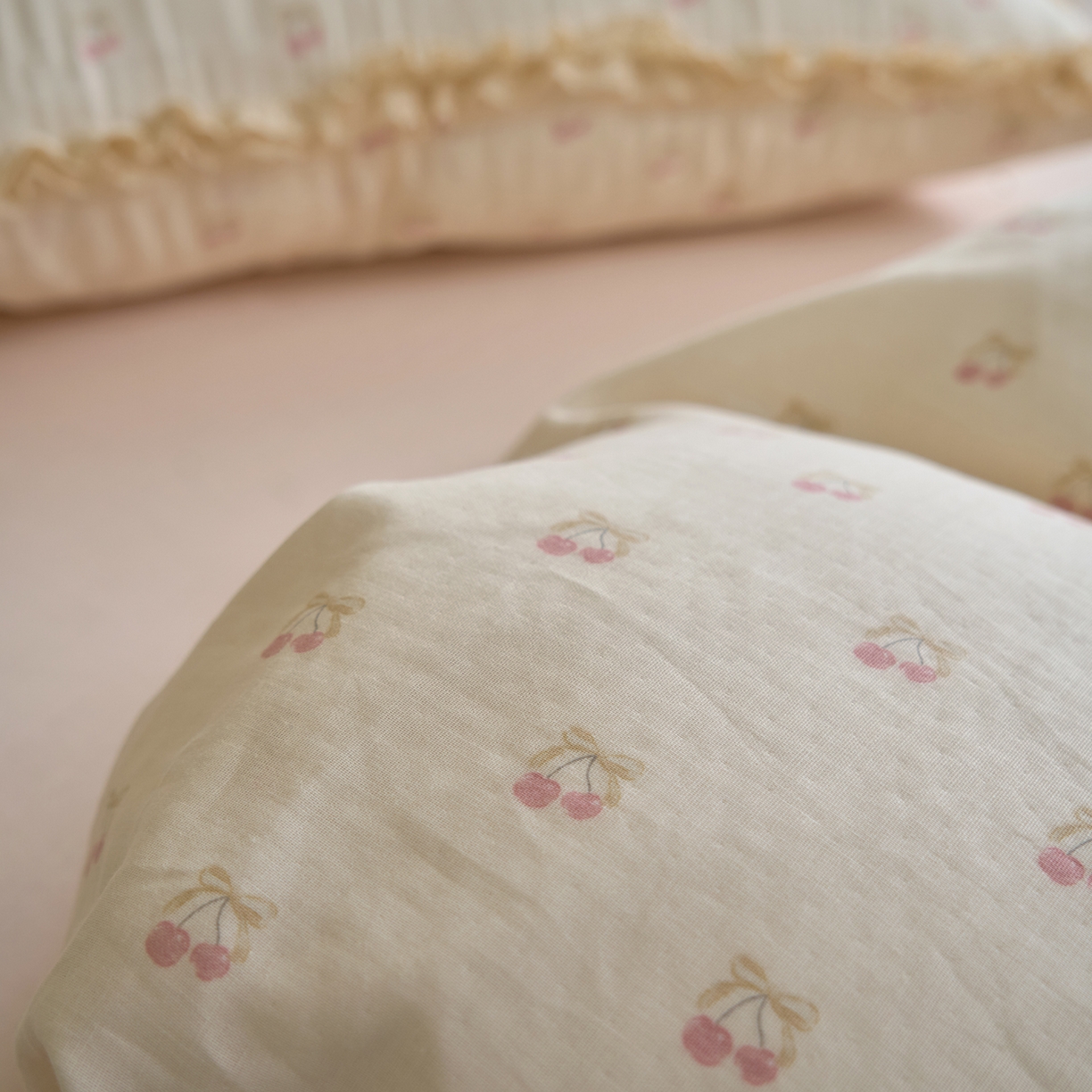 91家纺网 家纺一手货源 找家纺 洋铭区（原狠狠爱） 2026新款双层纱皱皱纱花边四件套系列 控价：控价劵后不得低于 198元/228元/248元 红红李子