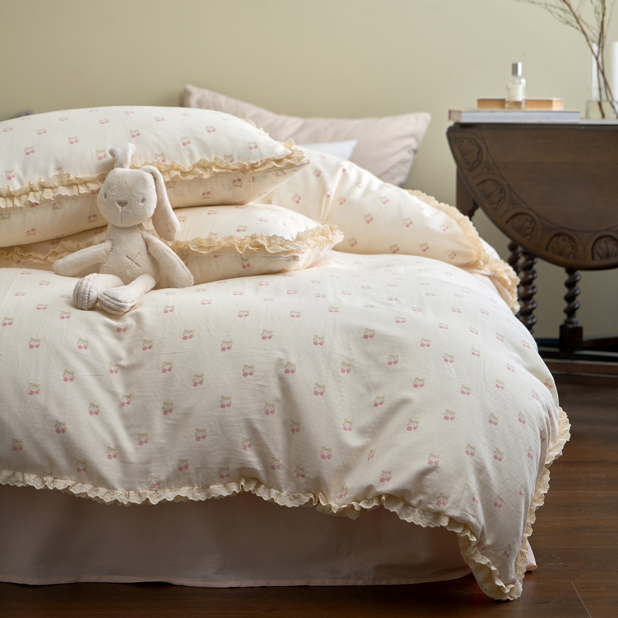 91家纺网 家纺一手货源 找家纺 洋铭区（原狠狠爱） 2026新款双层纱皱皱纱花边四件套系列 控价：控价劵后不得低于 198元/228元/248元 红红李子