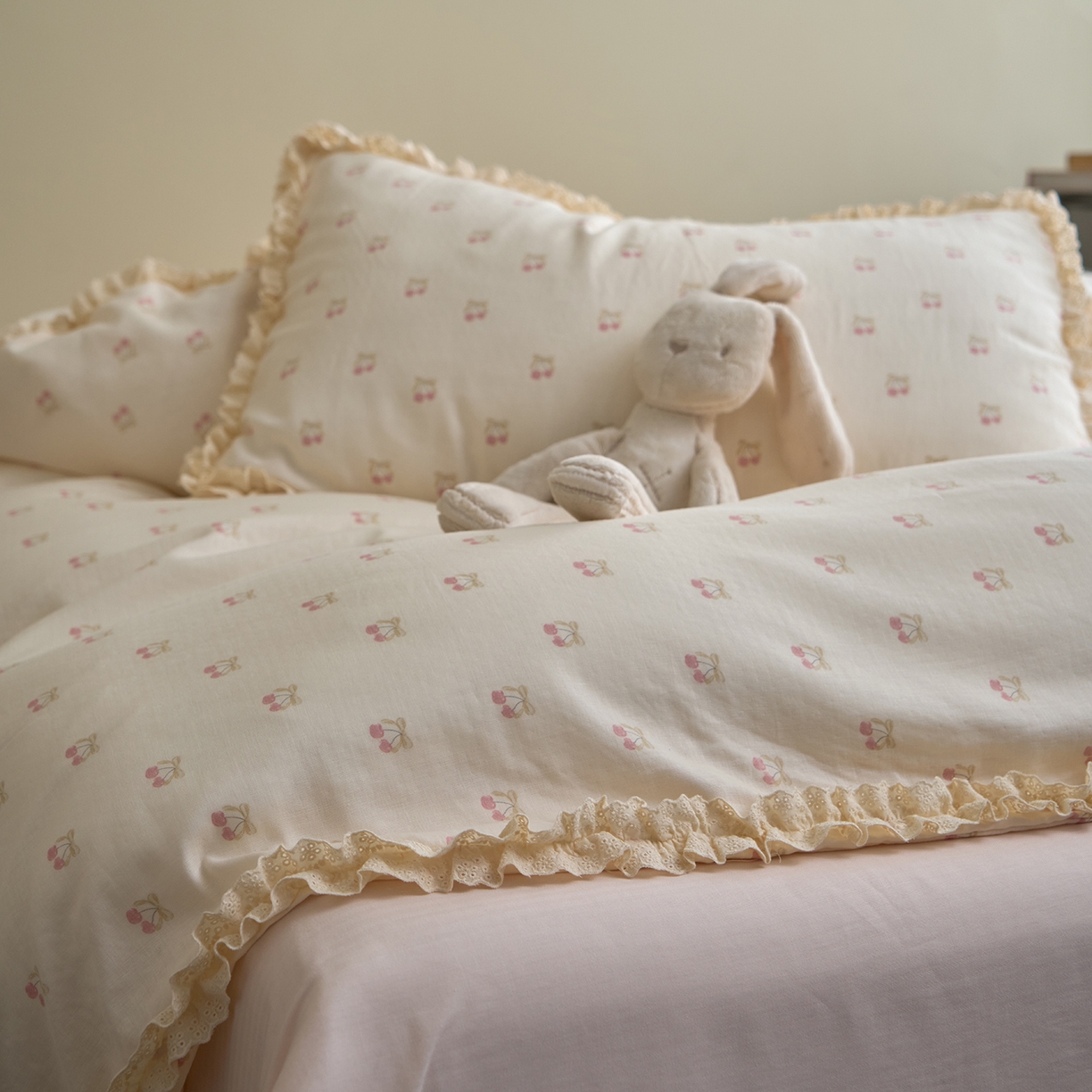 91家纺网 家纺一手货源 找家纺 洋铭区（原狠狠爱） 2026新款双层纱皱皱纱花边四件套系列 控价：控价劵后不得低于 198元/228元/248元 红红李子