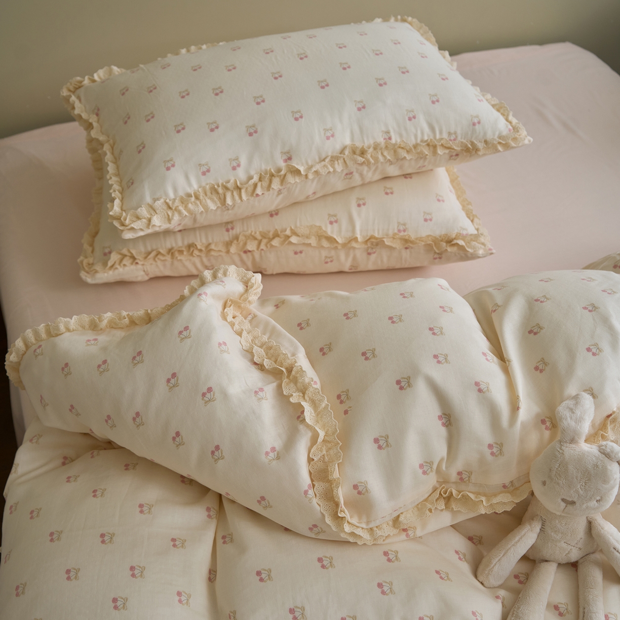 91家纺网 家纺一手货源 找家纺 洋铭区（原狠狠爱） 2026新款双层纱皱皱纱花边四件套系列 控价：控价劵后不得低于 198元/228元/248元 红红李子