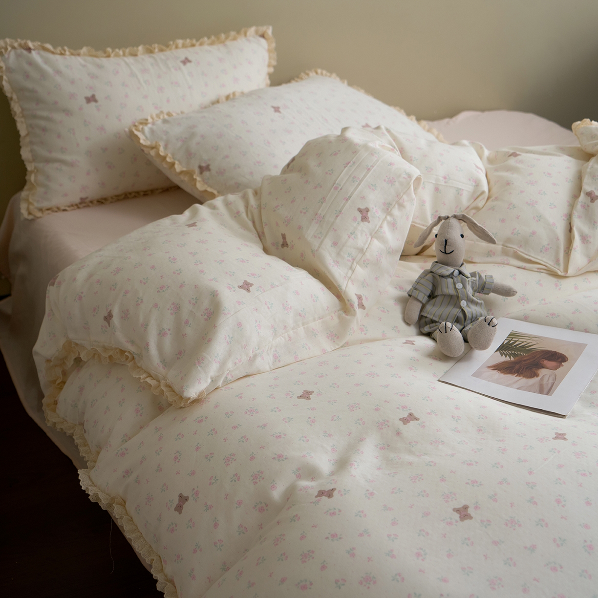 91家纺网 家纺一手货源 找家纺 洋铭区（原狠狠爱） 2026新款双层纱皱皱纱花边四件套系列 控价：控价劵后不得低于 198元/228元/248元 奶粉小熊