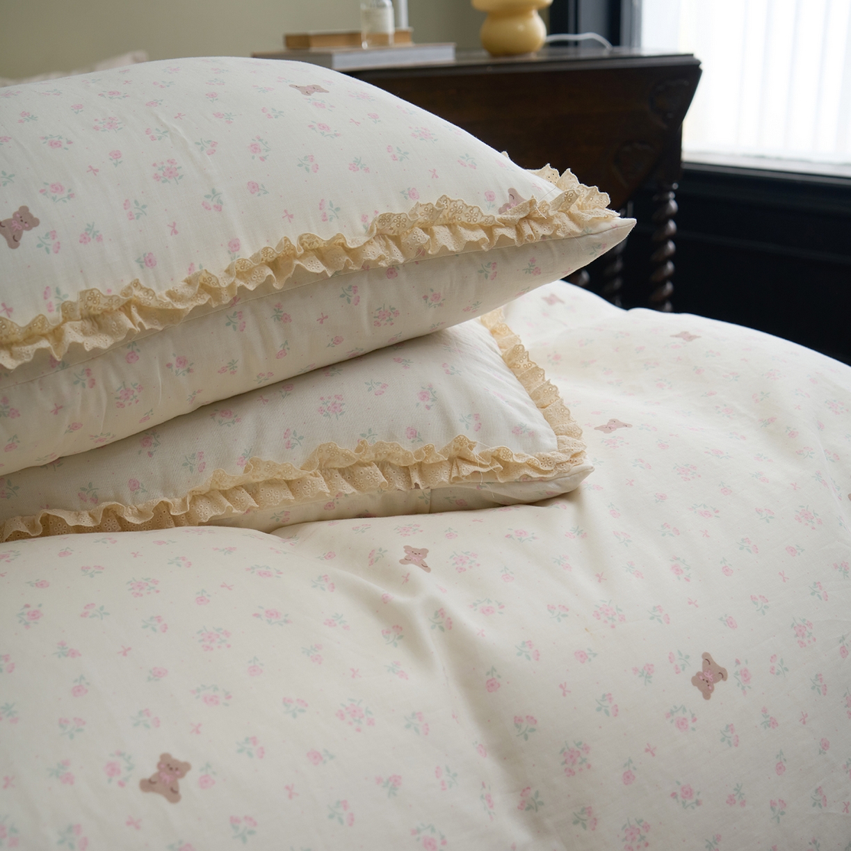 91家纺网 家纺一手货源 找家纺 洋铭区（原狠狠爱） 2026新款双层纱皱皱纱花边四件套系列 控价：控价劵后不得低于 198元/228元/248元 奶粉小熊