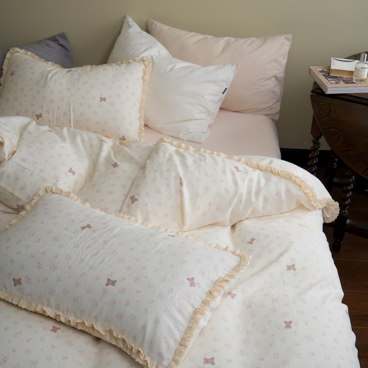 91家纺网 家纺一手货源 找家纺 洋铭区（原狠狠爱） 2026新款双层纱皱皱纱花边四件套系列 控价：控价劵后不得低于 198元/228元/248元 奶粉小熊