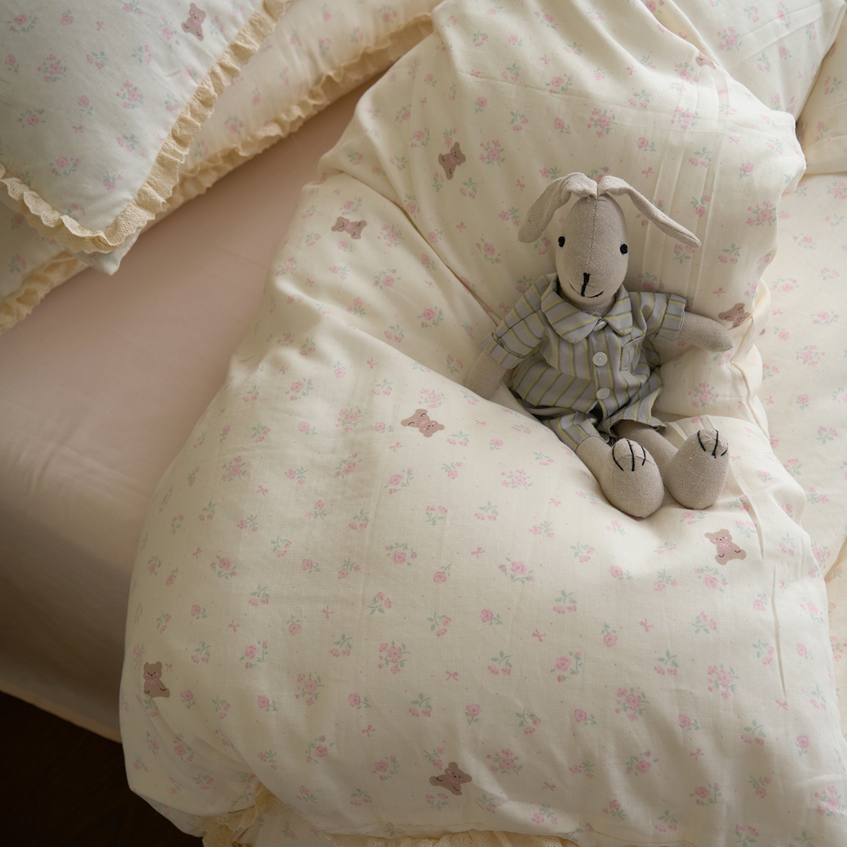 91家纺网 家纺一手货源 找家纺 洋铭区（原狠狠爱） 2026新款双层纱皱皱纱花边四件套系列 控价：控价劵后不得低于 198元/228元/248元 奶粉小熊