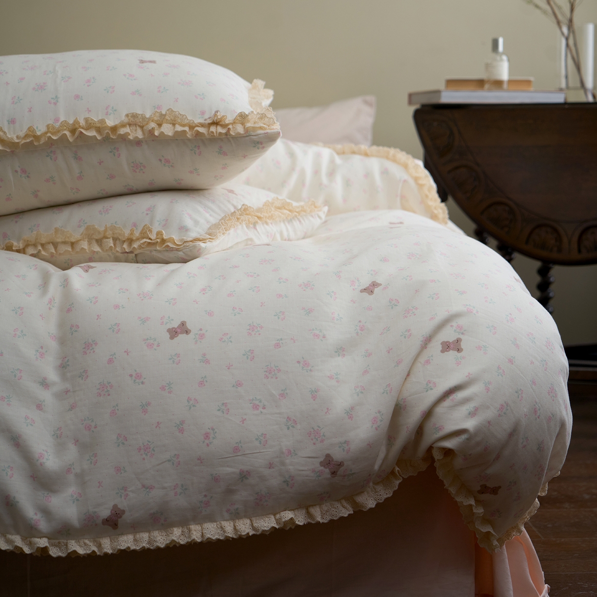 91家纺网 家纺一手货源 找家纺 洋铭区（原狠狠爱） 2026新款双层纱皱皱纱花边四件套系列 控价：控价劵后不得低于 198元/228元/248元 奶粉小熊