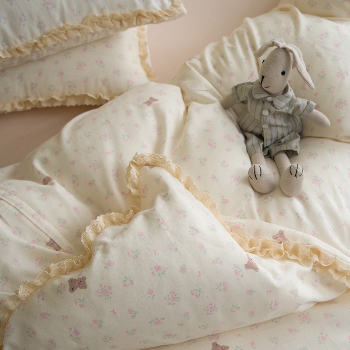 91家纺网 家纺一手货源 找家纺 洋铭区（原狠狠爱） 2026新款双层纱皱皱纱花边四件套系列 控价：控价劵后不得低于 198元/228元/248元 奶粉小熊