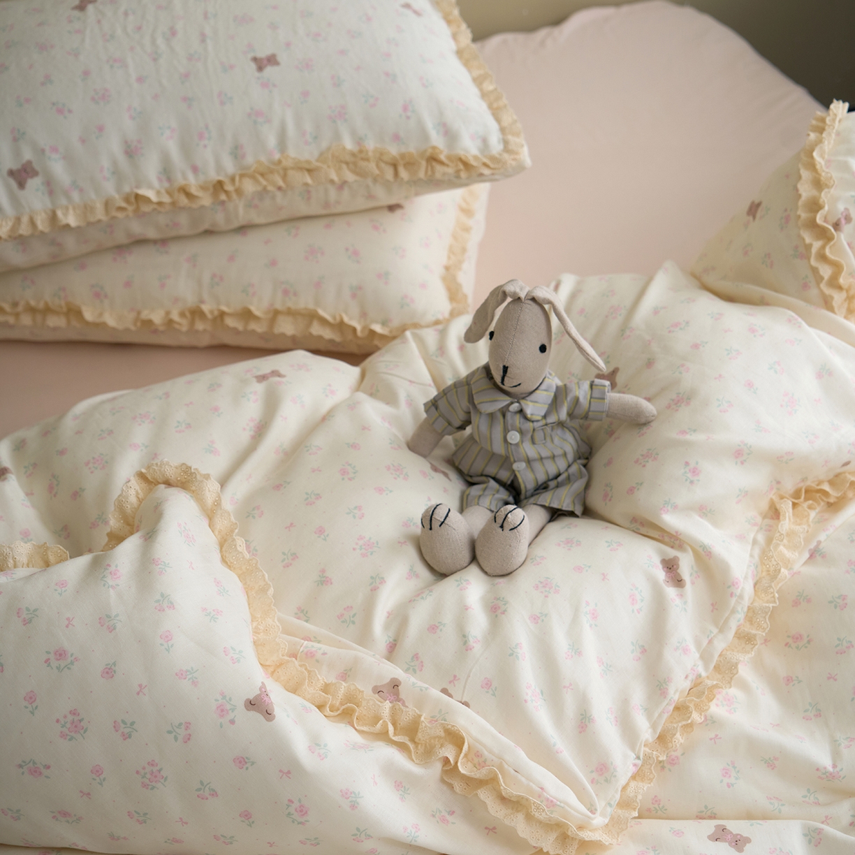 91家纺网 家纺一手货源 找家纺 洋铭区（原狠狠爱） 2026新款双层纱皱皱纱花边四件套系列 控价：控价劵后不得低于 198元/228元/248元 奶粉小熊