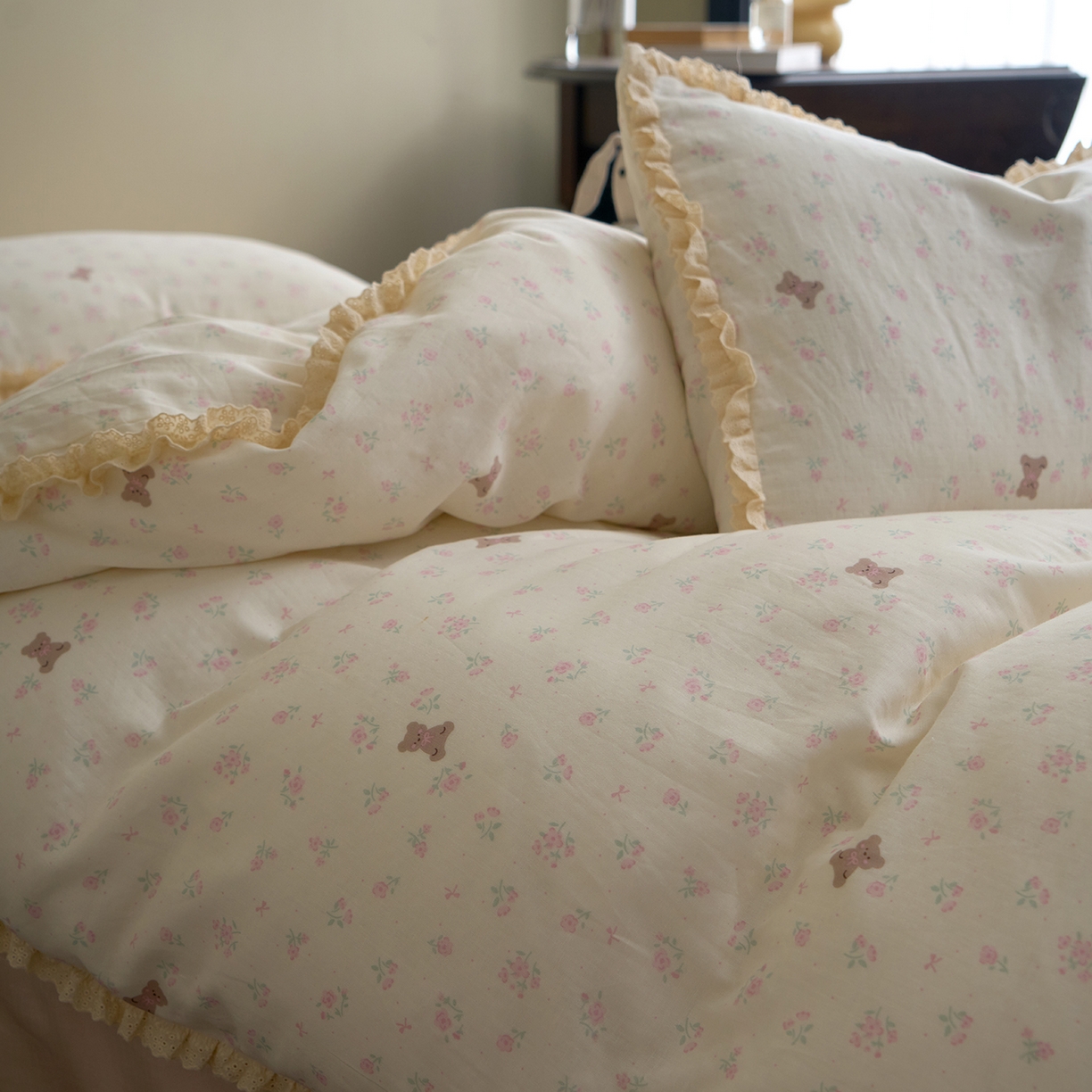 91家纺网 家纺一手货源 找家纺 洋铭区（原狠狠爱） 2026新款双层纱皱皱纱花边四件套系列 控价：控价劵后不得低于 198元/228元/248元 奶粉小熊