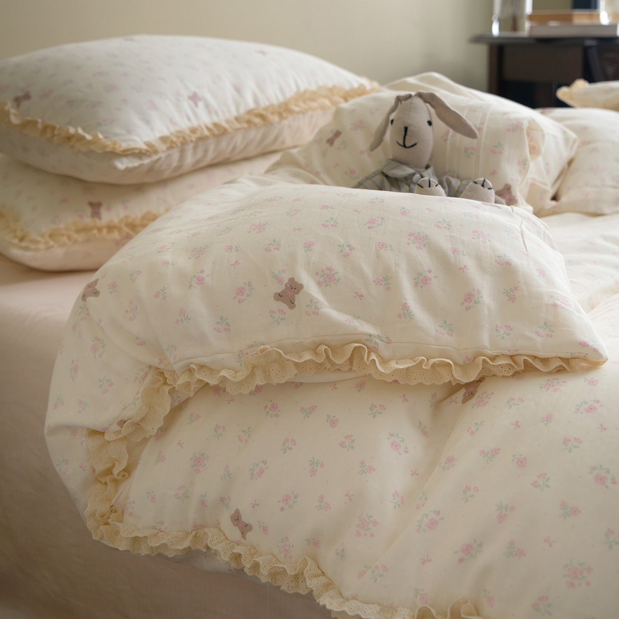 91家纺网 家纺一手货源 找家纺 洋铭区（原狠狠爱） 2026新款双层纱皱皱纱花边四件套系列 控价：控价劵后不得低于 198元/228元/248元 奶粉小熊