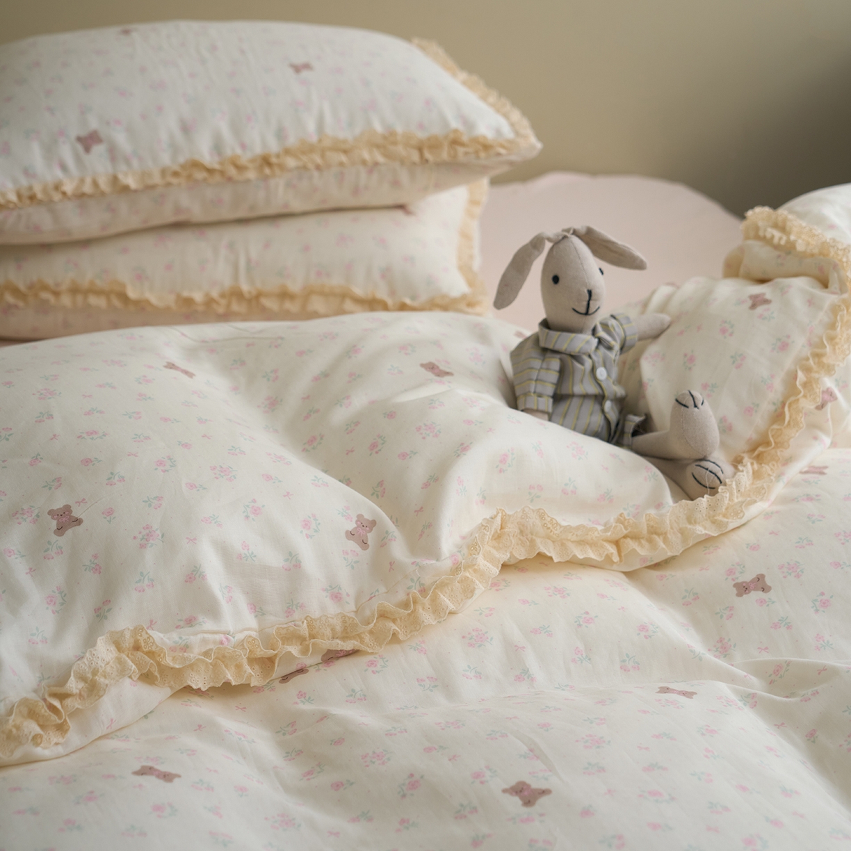 91家纺网 家纺一手货源 找家纺 洋铭区（原狠狠爱） 2026新款双层纱皱皱纱花边四件套系列 控价：控价劵后不得低于 198元/228元/248元 奶粉小熊