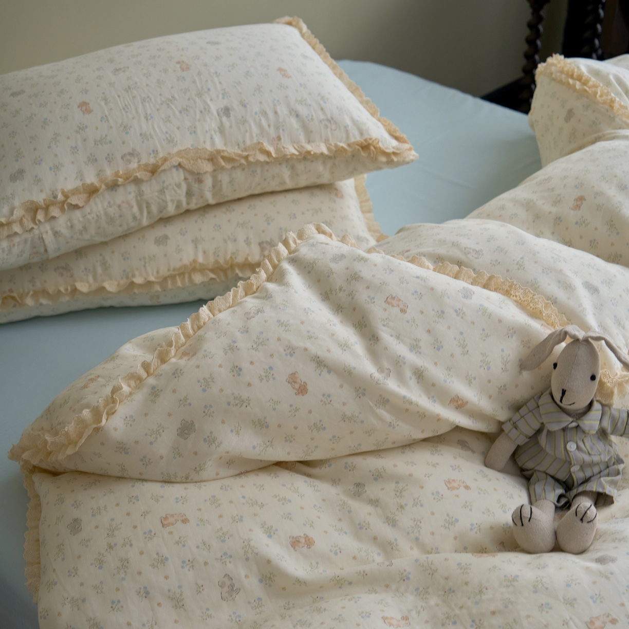 91家纺网 家纺一手货源 找家纺 洋铭区（原狠狠爱） 2026新款双层纱皱皱纱花边四件套系列 控价：控价劵后不得低于 198元/228元/248元 椰奶兔