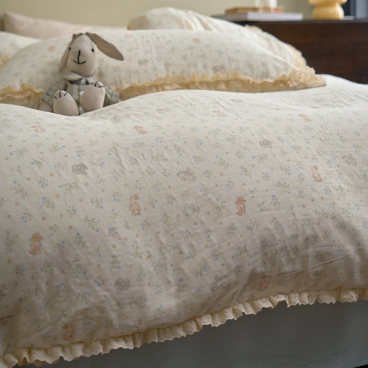 91家纺网 家纺一手货源 找家纺 洋铭区（原狠狠爱） 2026新款双层纱皱皱纱花边四件套系列 控价：控价劵后不得低于 198元/228元/248元 椰奶兔