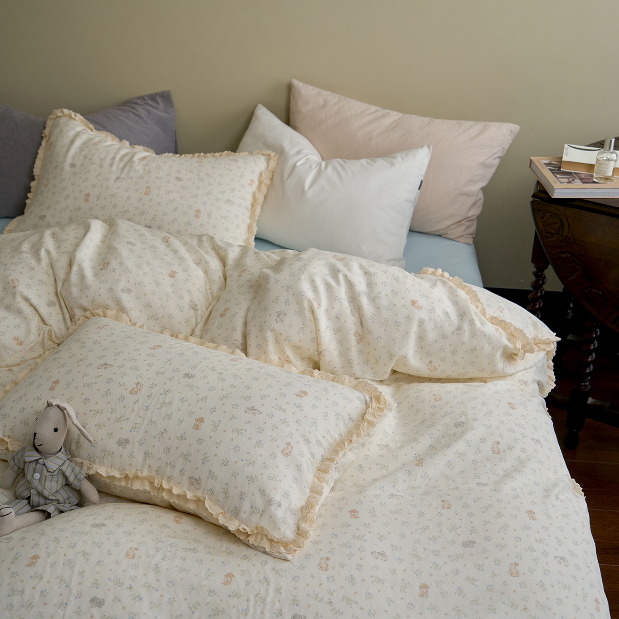 91家纺网 家纺一手货源 找家纺 洋铭区（原狠狠爱） 2026新款双层纱皱皱纱花边四件套系列 控价：控价劵后不得低于 198元/228元/248元 椰奶兔