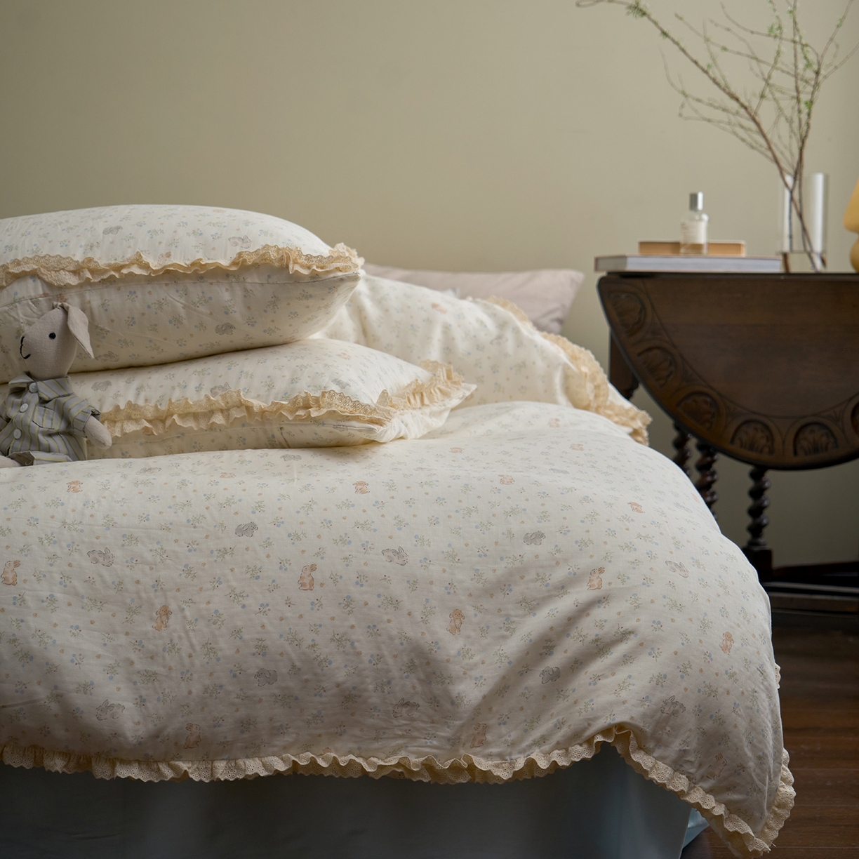 91家纺网 家纺一手货源 找家纺 洋铭区（原狠狠爱） 2026新款双层纱皱皱纱花边四件套系列 控价：控价劵后不得低于 198元/228元/248元 椰奶兔