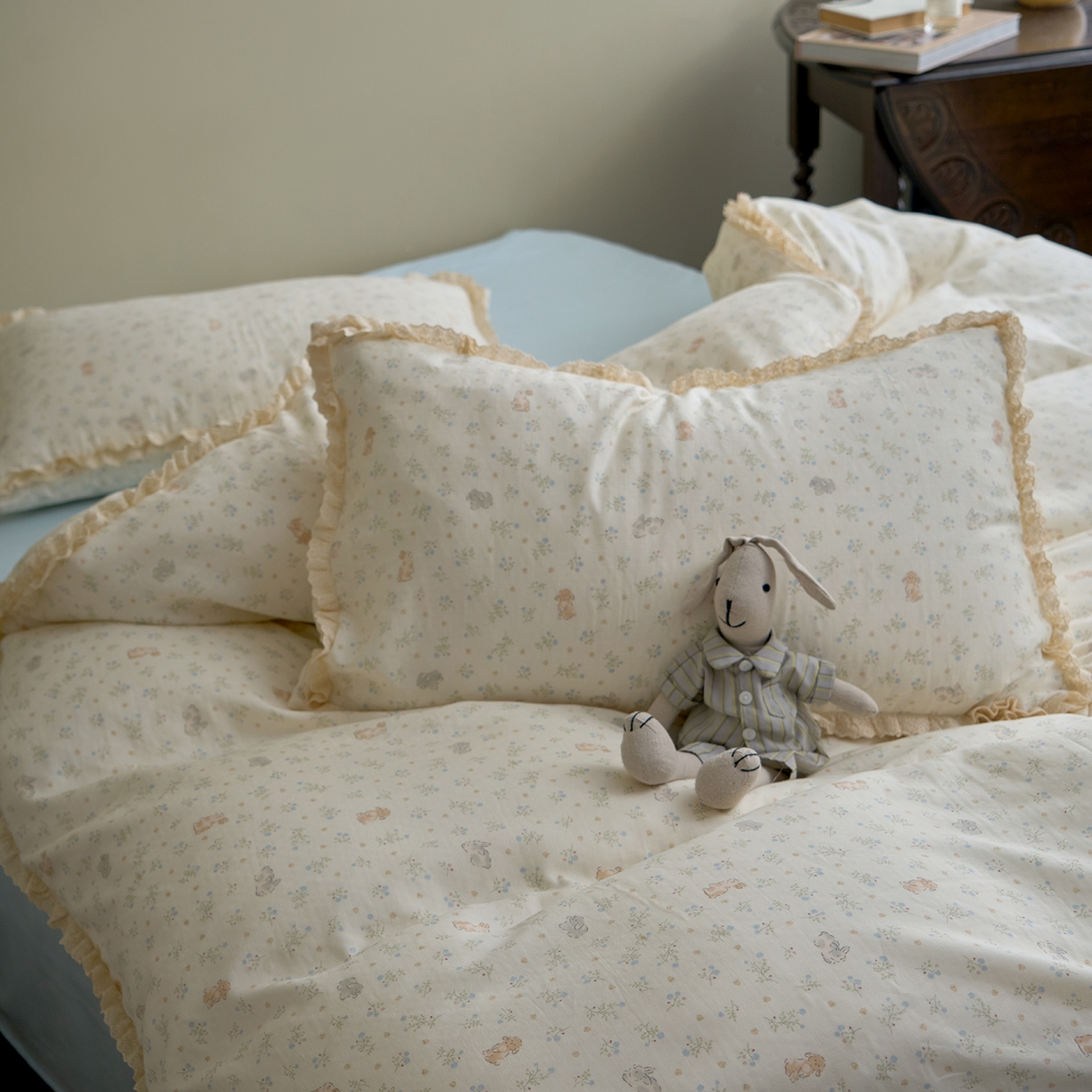 91家纺网 家纺一手货源 找家纺 洋铭区（原狠狠爱） 2026新款双层纱皱皱纱花边四件套系列 控价：控价劵后不得低于 198元/228元/248元 椰奶兔