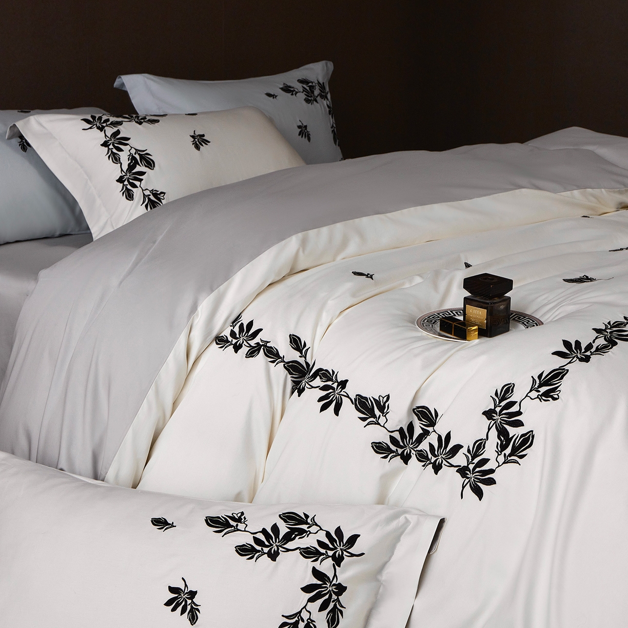 91家纺网 家纺一手货源 找家纺 （总）优悦生活馆 2026新款舒适冰丝刺绣四件套-绽放