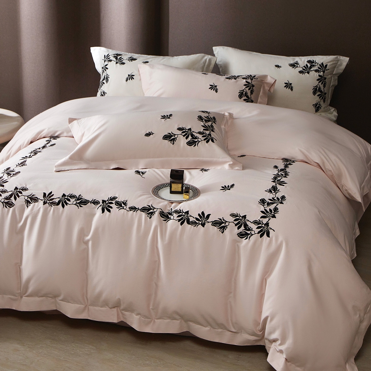 91家纺网 家纺一手货源 找家纺 优悦生活馆 2026新款舒适冰丝刺绣四件套-绽放 绽放-粉