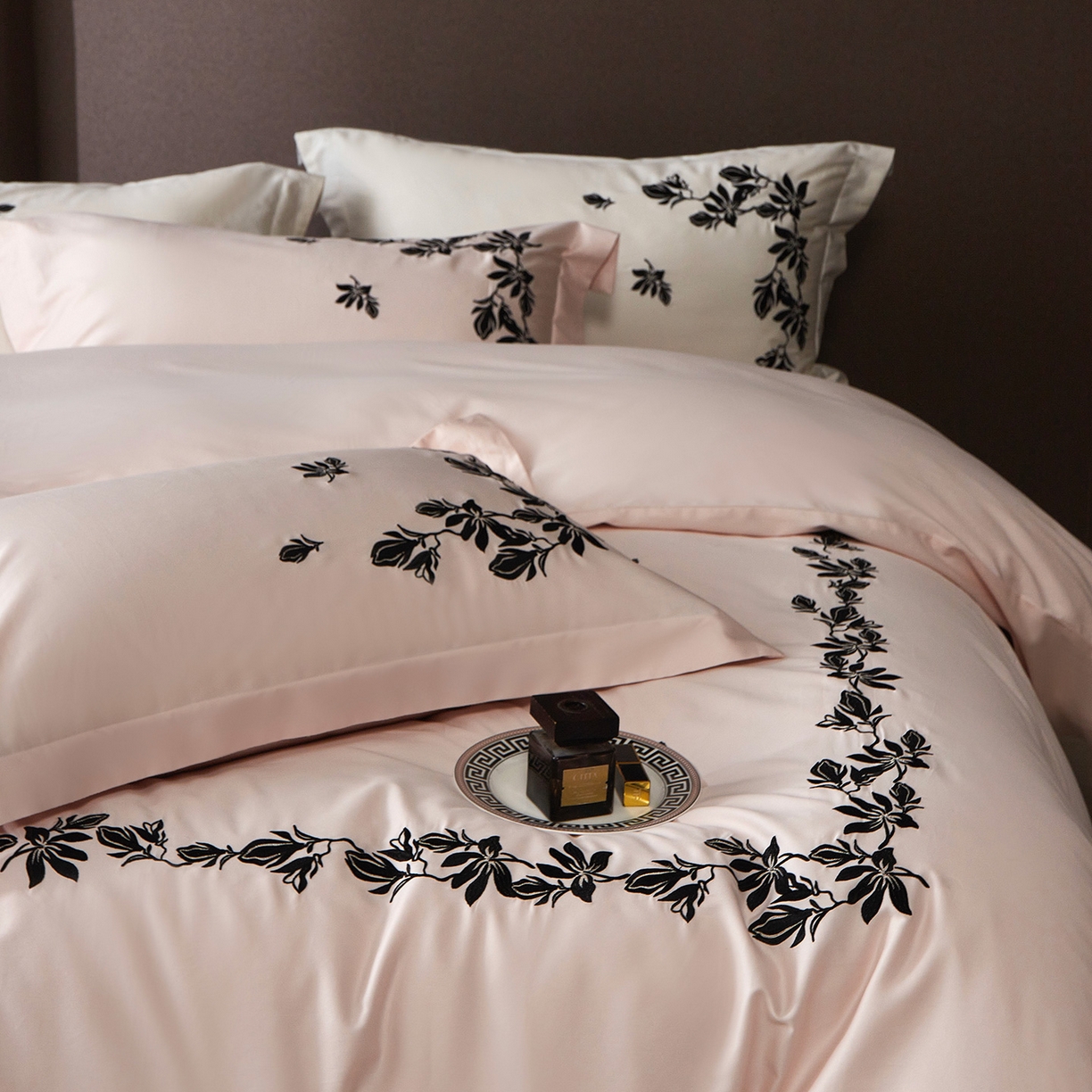 91家纺网 家纺一手货源 找家纺 优悦生活馆 2026新款舒适冰丝刺绣四件套-绽放 绽放-粉