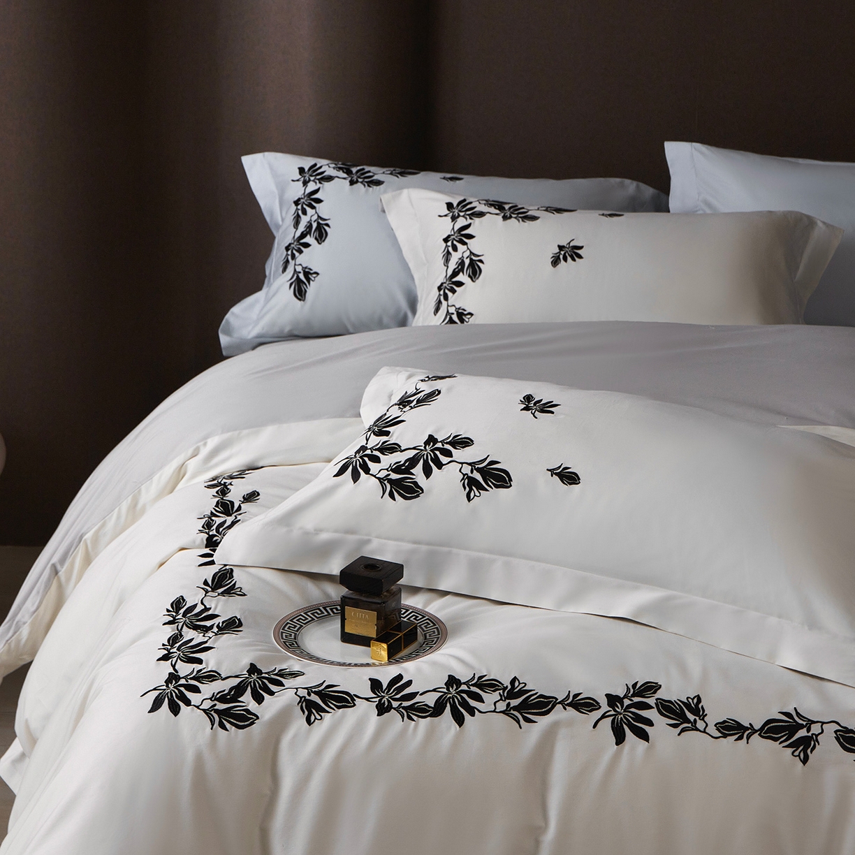 91家纺网 家纺一手货源 找家纺 优悦生活馆 2026新款舒适冰丝刺绣四件套-绽放 绽放-白