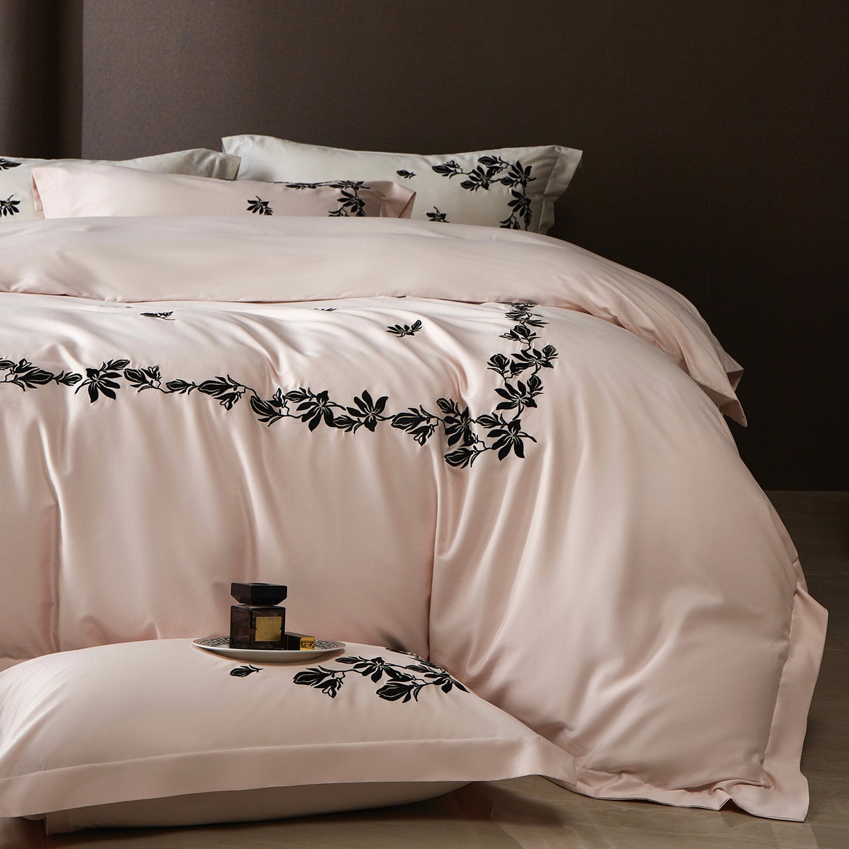 91家纺网 家纺一手货源 找家纺 优悦生活馆 2026新款舒适冰丝刺绣四件套-绽放 绽放-粉