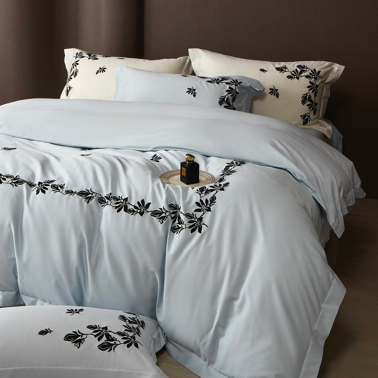 91家纺网 家纺一手货源 找家纺 优悦生活馆 2026新款舒适冰丝刺绣四件套-绽放 绽放-蓝