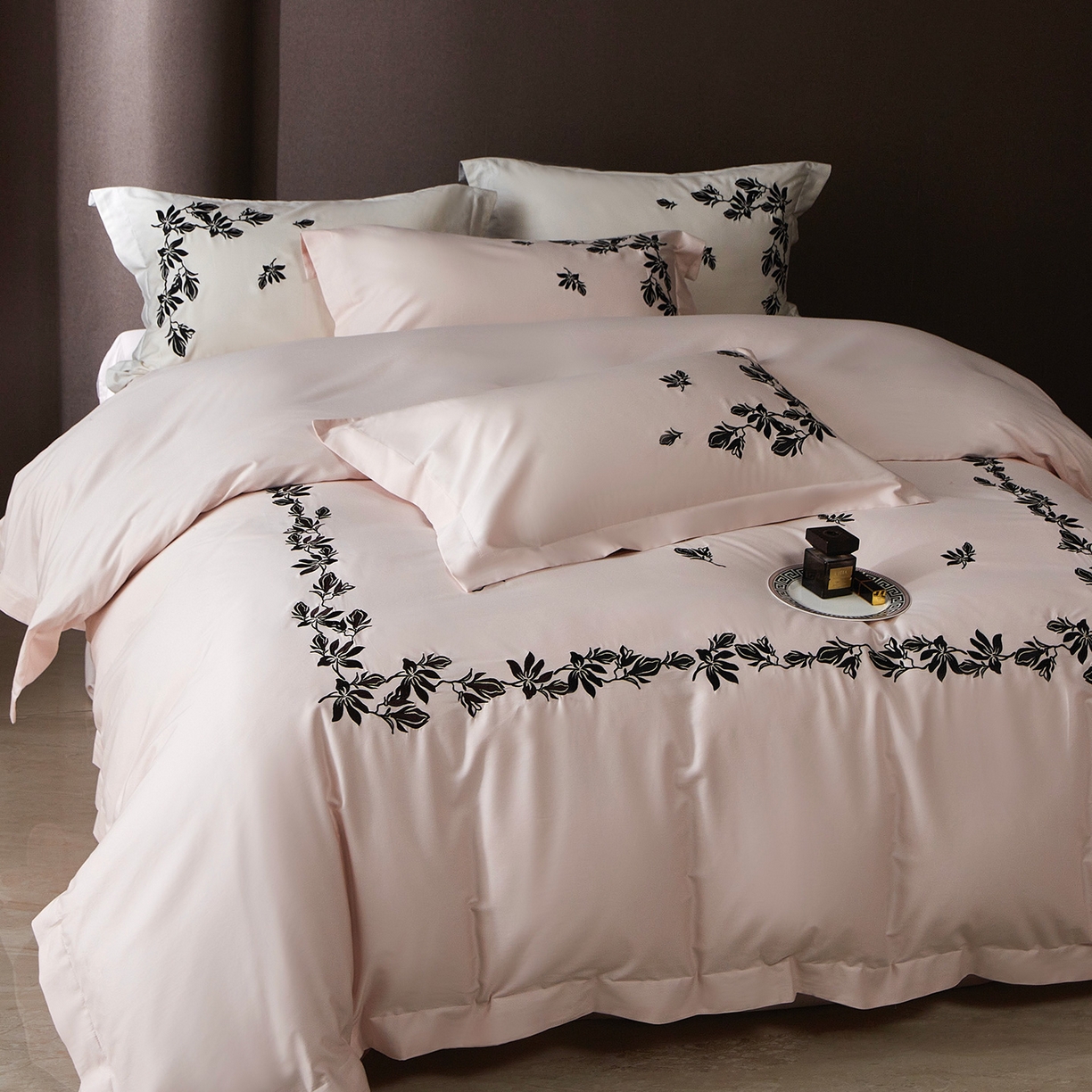 91家纺网 家纺一手货源 找家纺 优悦生活馆 2026新款舒适冰丝刺绣四件套-绽放 绽放-粉