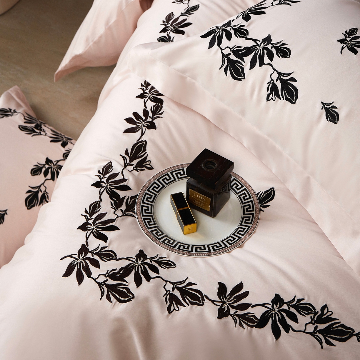 91家纺网 家纺一手货源 找家纺 优悦生活馆 2026新款舒适冰丝刺绣四件套-绽放 绽放-粉