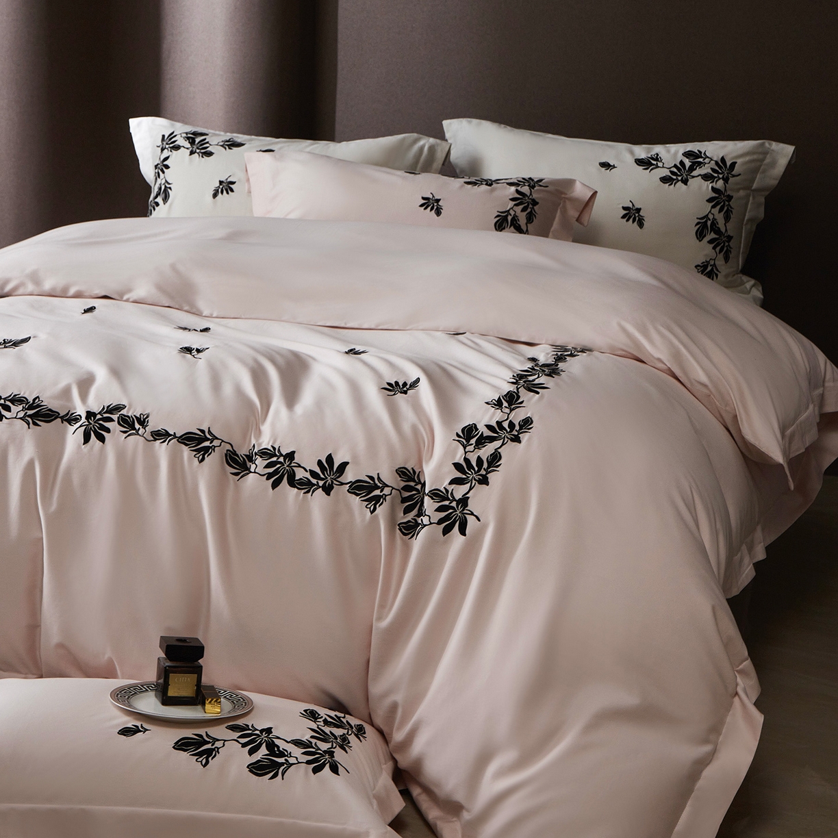 91家纺网 家纺一手货源 找家纺 优悦生活馆 2026新款舒适冰丝刺绣四件套-绽放 绽放-粉