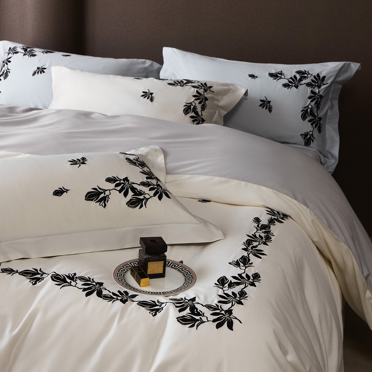 91家纺网 家纺一手货源 找家纺 优悦生活馆 2026新款舒适冰丝刺绣四件套-绽放 绽放-白