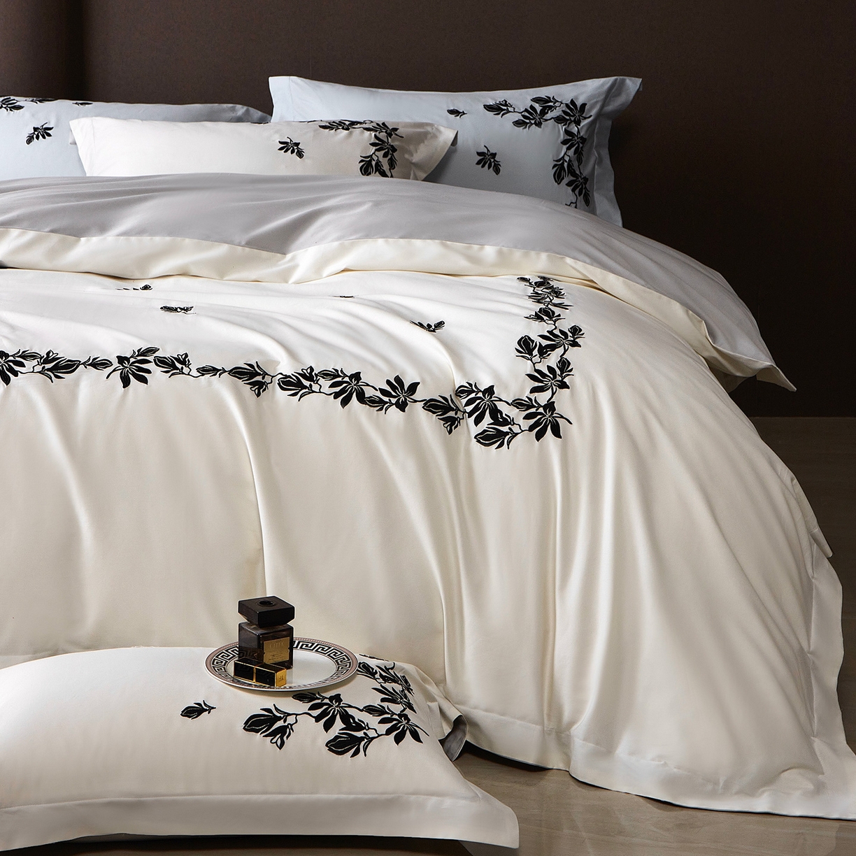 91家纺网 家纺一手货源 找家纺 优悦生活馆 2026新款舒适冰丝刺绣四件套-绽放 绽放-白