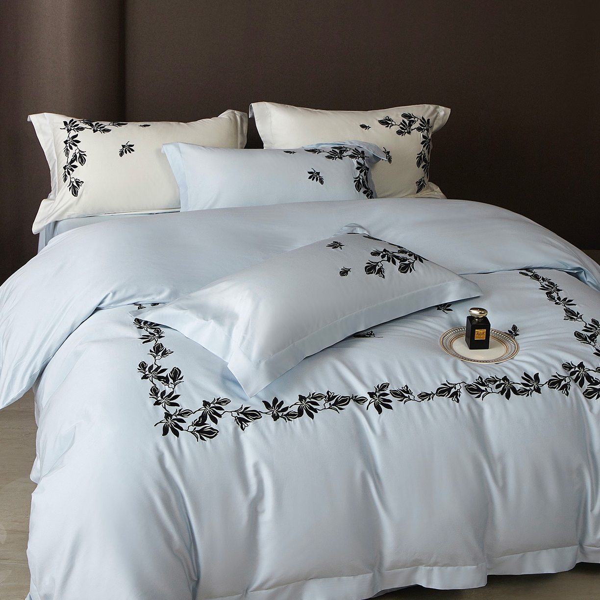 91家纺网 家纺一手货源 找家纺 优悦生活馆 2026新款舒适冰丝刺绣四件套-绽放 绽放-蓝