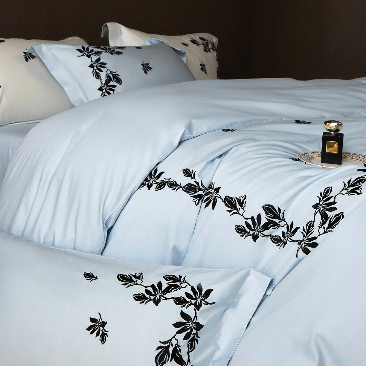 91家纺网 家纺一手货源 找家纺 优悦生活馆 2026新款舒适冰丝刺绣四件套-绽放 绽放-蓝