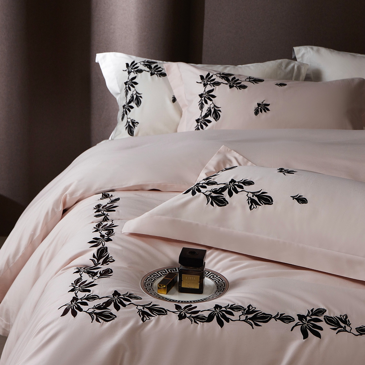 91家纺网 家纺一手货源 找家纺 优悦生活馆 2026新款舒适冰丝刺绣四件套-绽放 绽放-粉