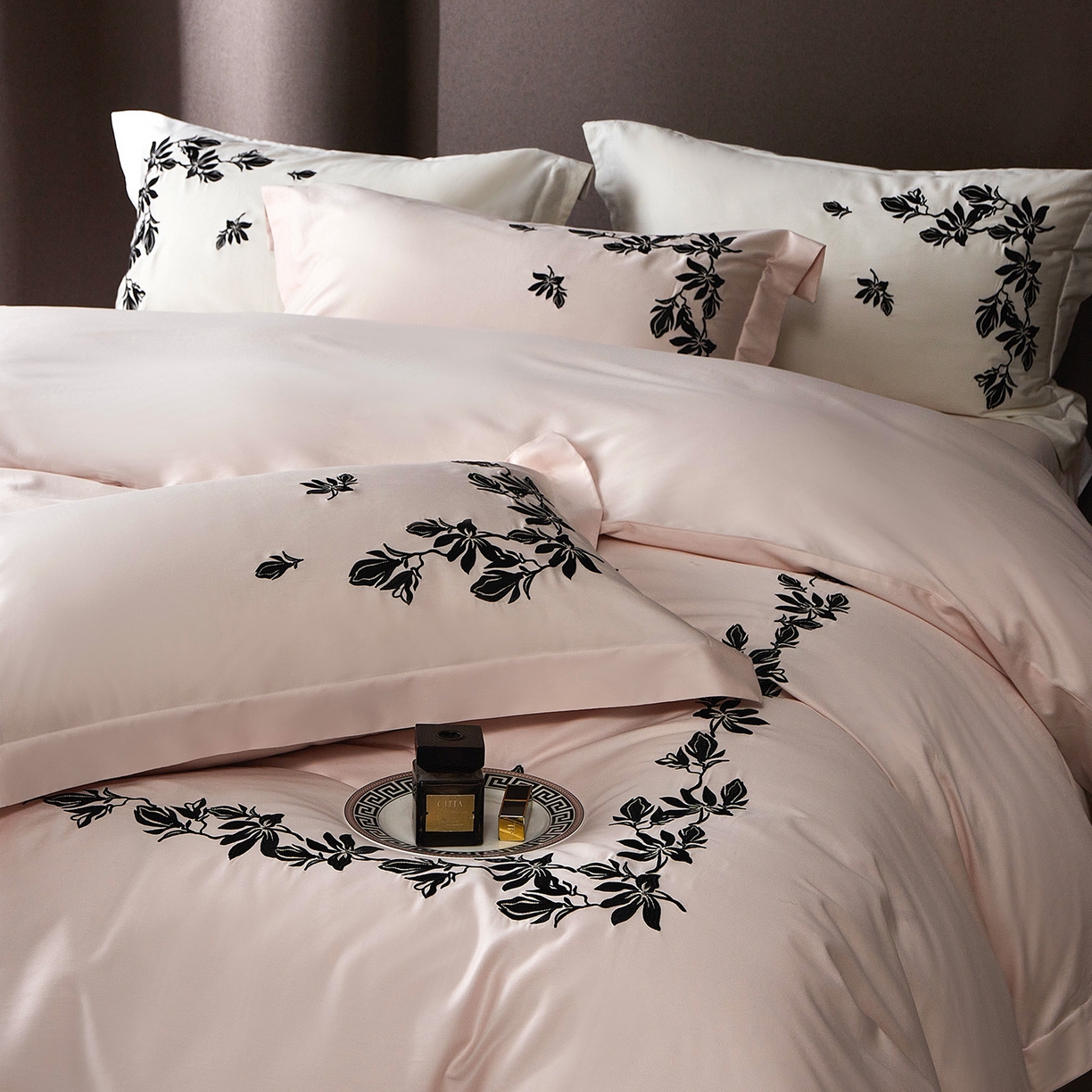 91家纺网 家纺一手货源 找家纺 优悦生活馆 2026新款舒适冰丝刺绣四件套-绽放 绽放-粉